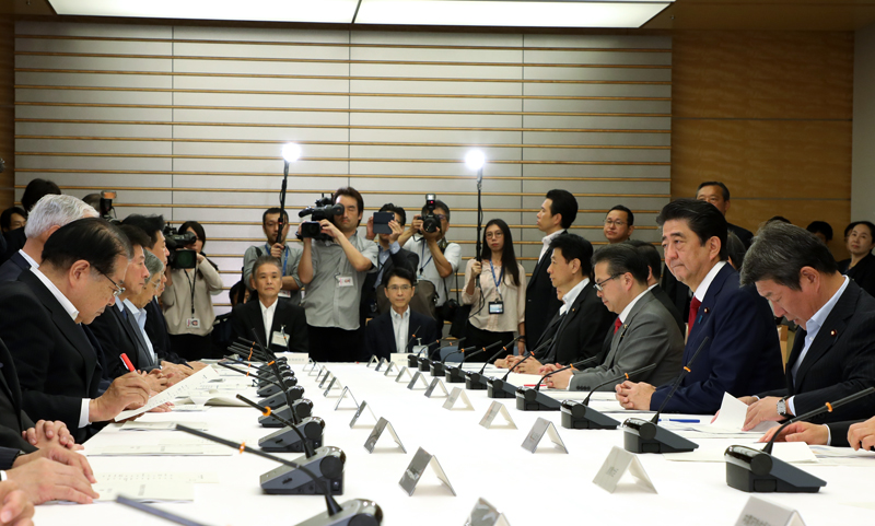 Prime Minister Shinzo Abe and is the monthly economic report, etc. concerning the relationship between the Council of Ministers attended