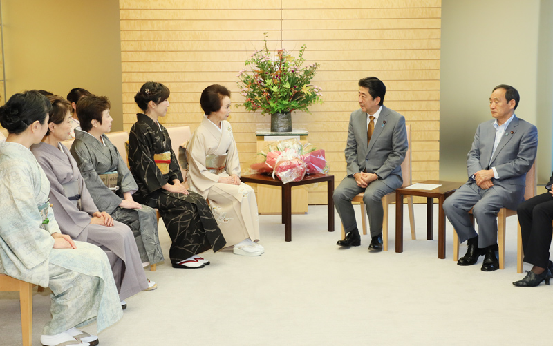 Prime Minister Abe received courtesy by the female general of Hokkaido