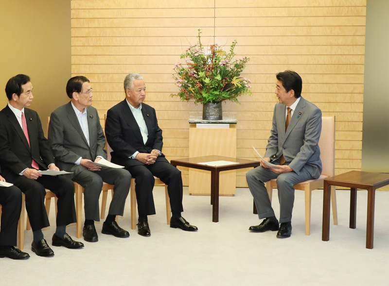 Prime Minister Abe received an interim report from the LDP Administration Reform Promotion Headquarters