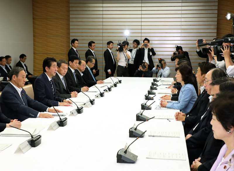 Prime Minister Abe attended "Joint Ministerial Conference on Typhoon No. 21 in Heisei 30 Hokkaido Eastern Earthquake and Heisei 30 Heisei Earthquake" and the "24 th Tourism Strategy Promotion Conference" joint meeting